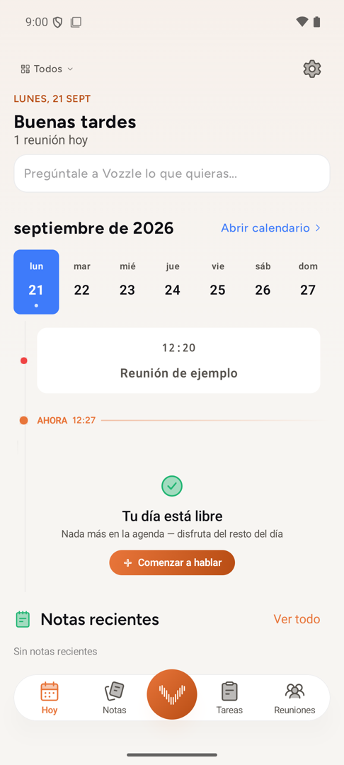 La pantalla Hoy en Android: la reunión y la nota del día en una línea de tiempo, con una barra para preguntarle a Vozzle lo que quieras.