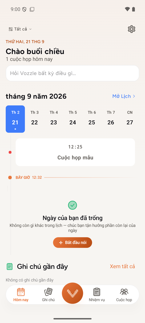 Màn hình Hôm nay trên Android: cuộc họp và ghi chú trong ngày nằm trên một dòng thời gian, cùng một thanh để hỏi Vozzle bất cứ điều gì.